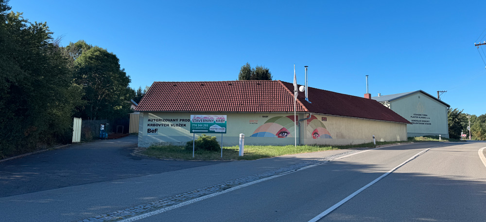 Are&aacute;l společnosti Krby Plaster - vjezd